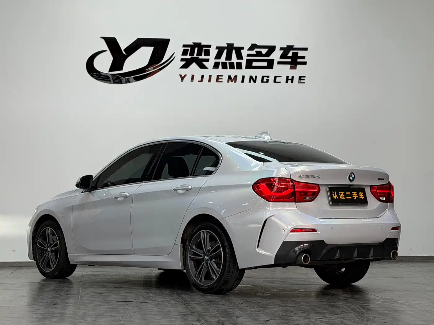 BMW 1 Series 2022 120i M Sport фото 7