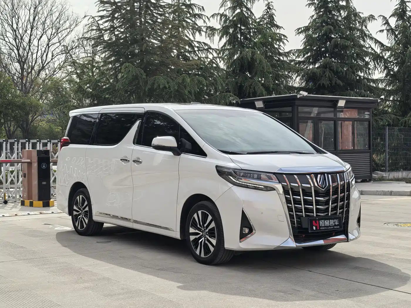 Toyota Alphard 2018 3.5L Luxury фото 3