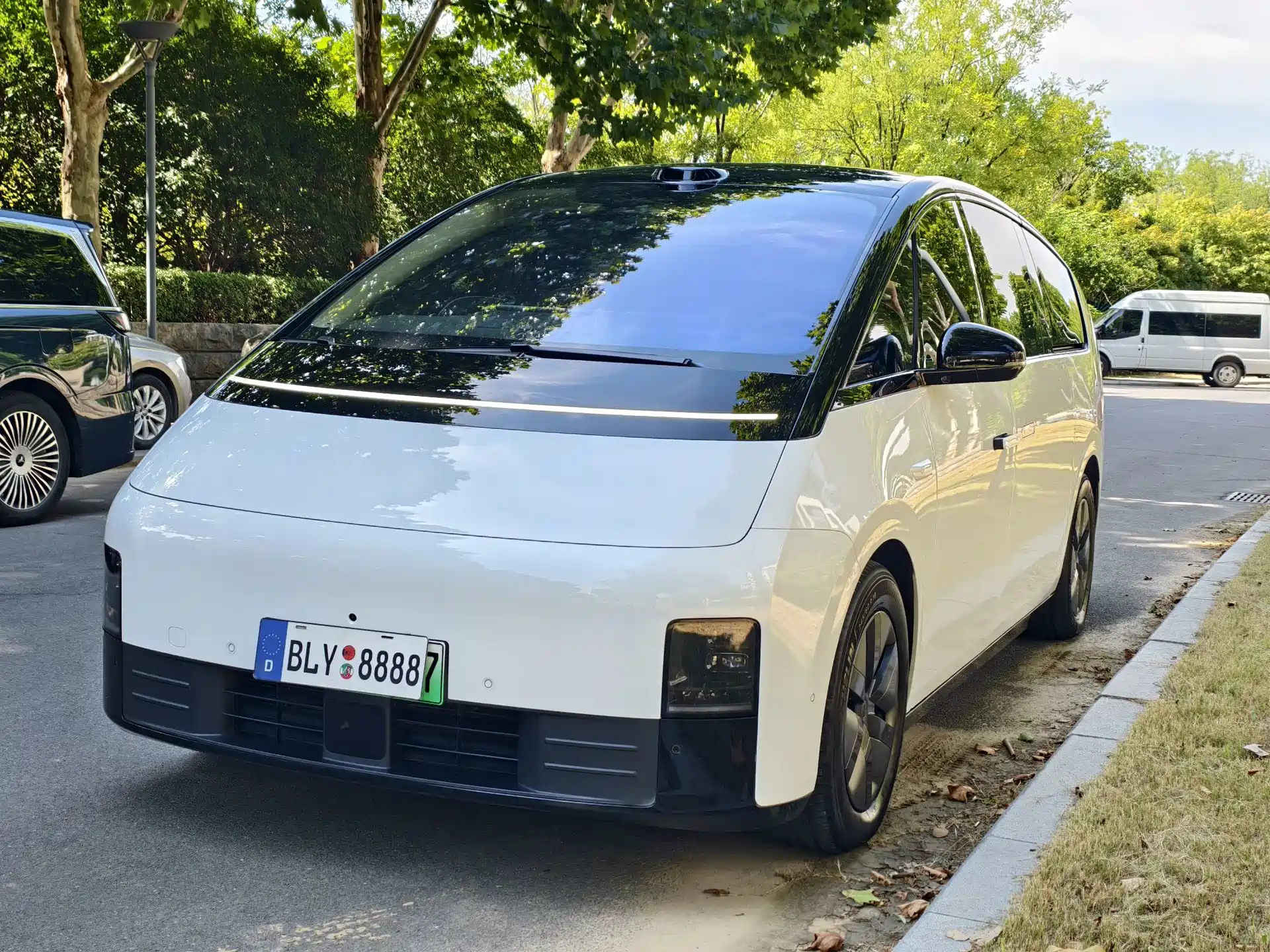 Фото 1 - Li Auto MEGA