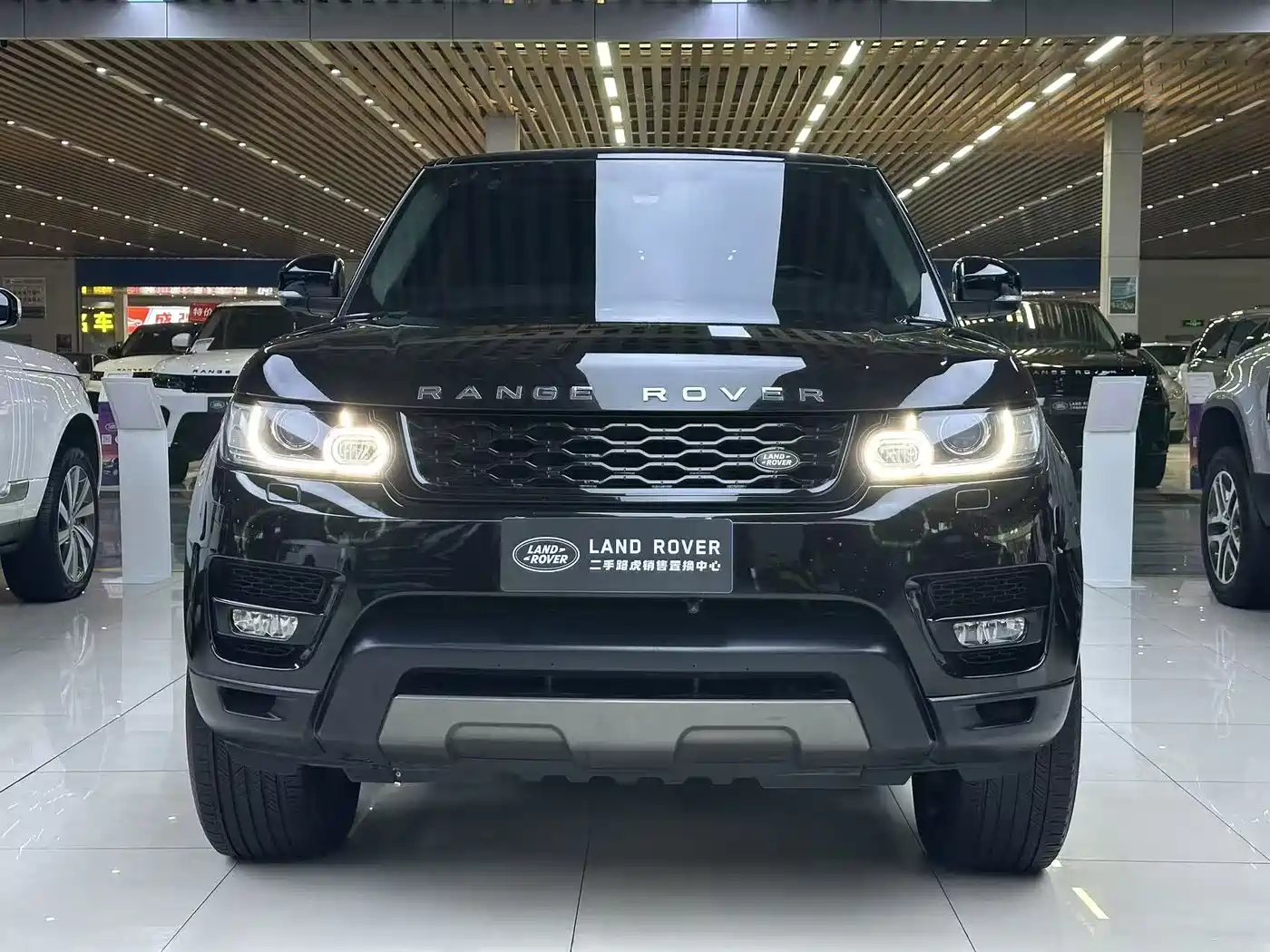 Land Rover Range Rover Sport 2016 Model 3.0 SC V6 SE фото 2