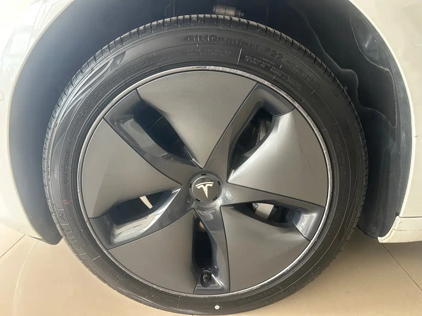 TESLA MODEL 3