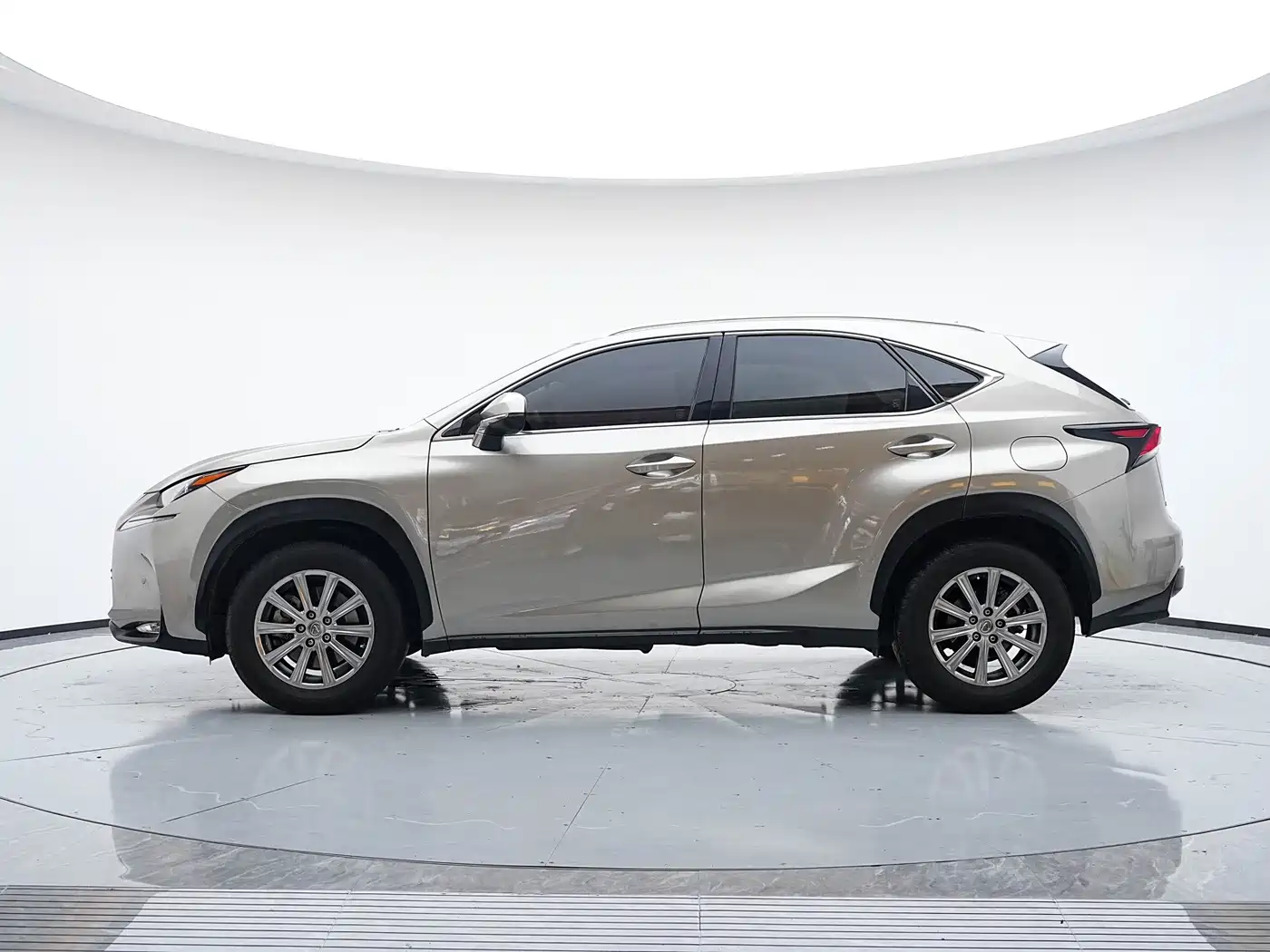 Фото 27 - Lexus NX