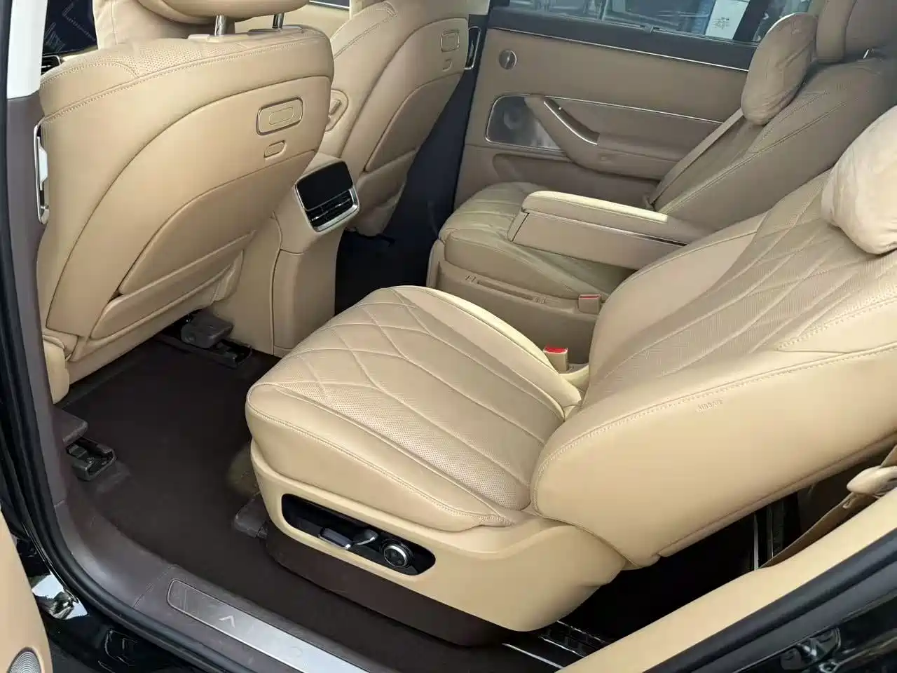 AITO Wenjie AITO M8 2025 Extended Range Ultra 53.4kWh 6-Seater фото 13