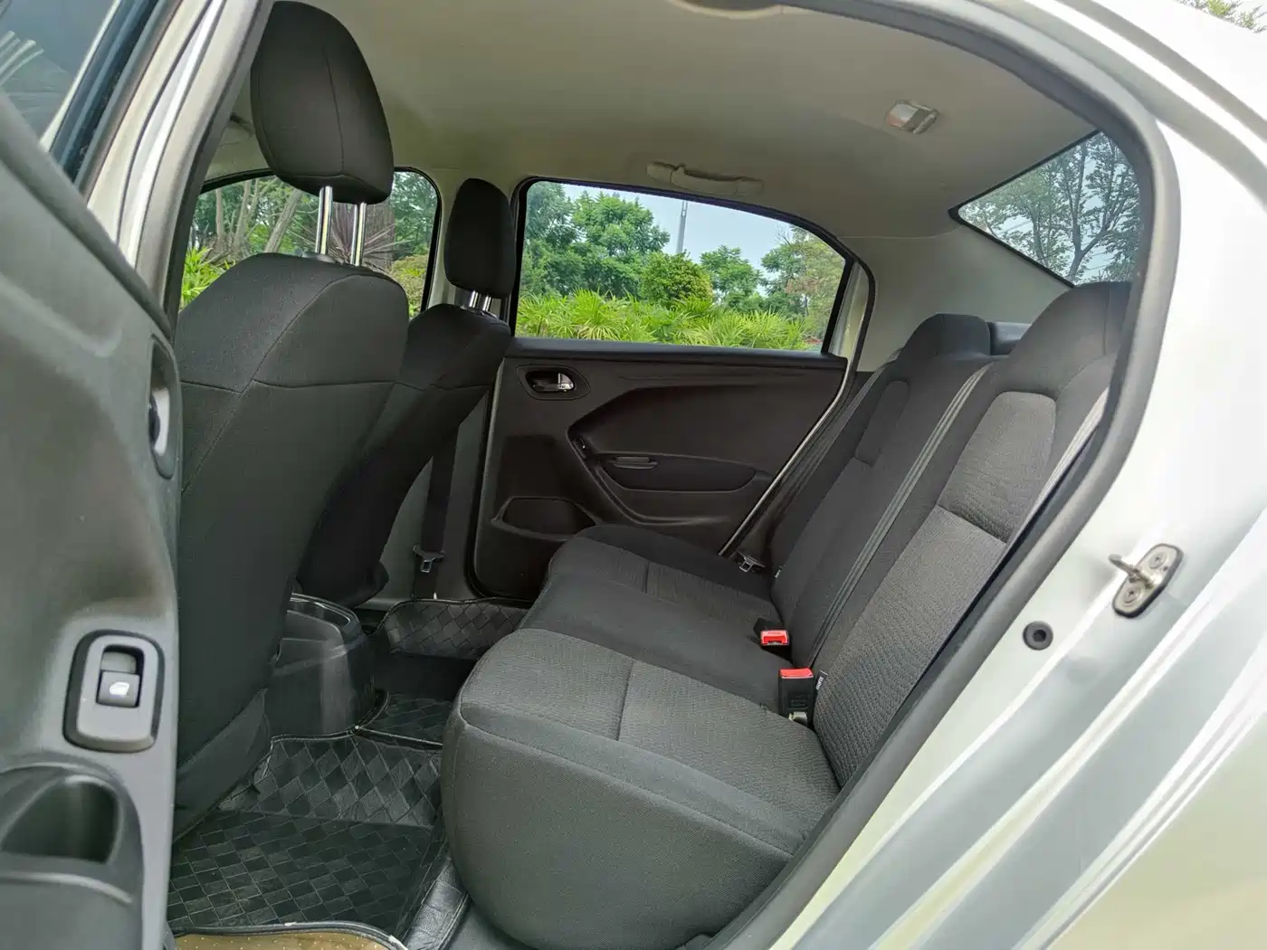 Peugeot 301 2014 1.6L Manual Comfort Edition фото 9