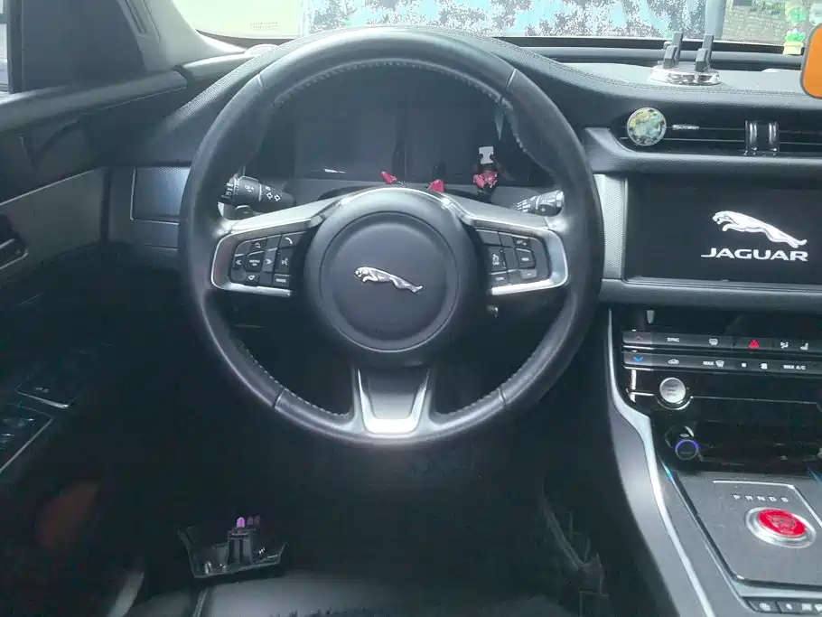 Photo 15 - Jaguar XFL