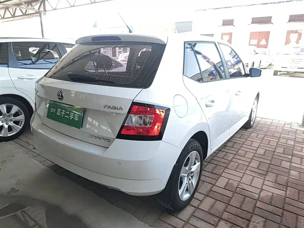 Škoda Fabia 2017 1.4L Auto Car Enjoy Edition фото 7