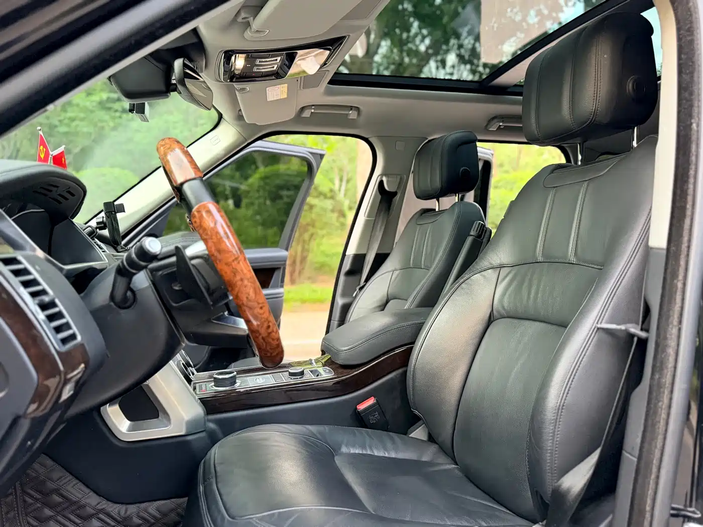 Land Rover Range Rover 2022 3.0 L6 360PS Golden Age Edition фото 4