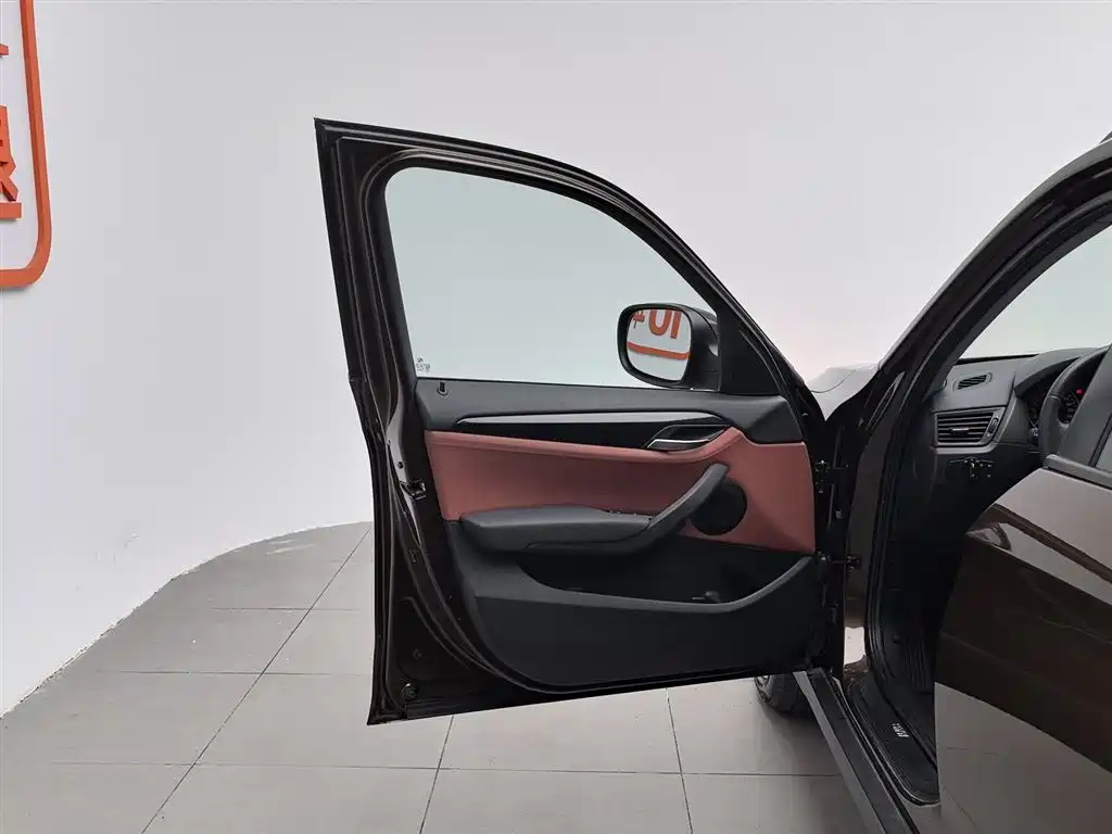 BMW X1 (Import) 2010 sDrive18i Luxury Model фото 8