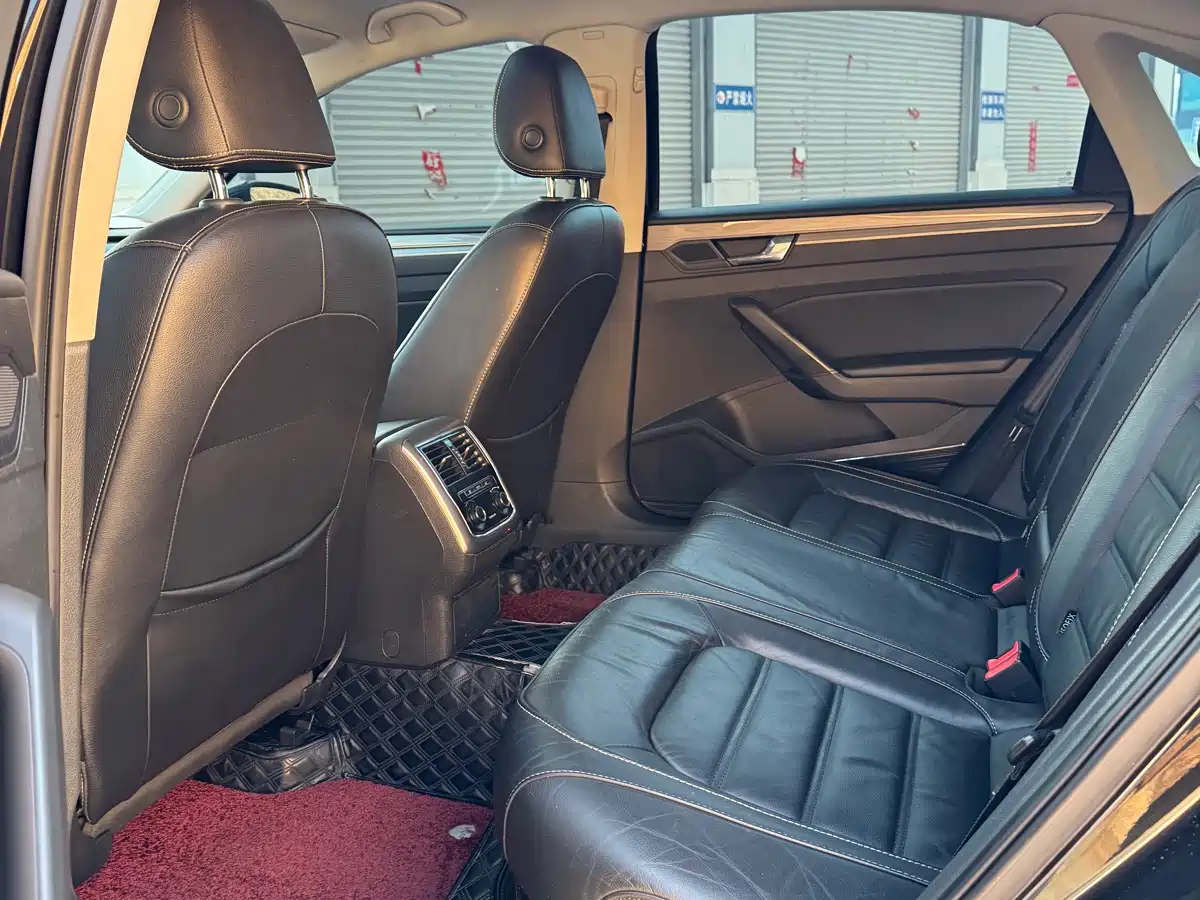 Volkswagen Passat 2017 330TSI DSG Prestige фото 7
