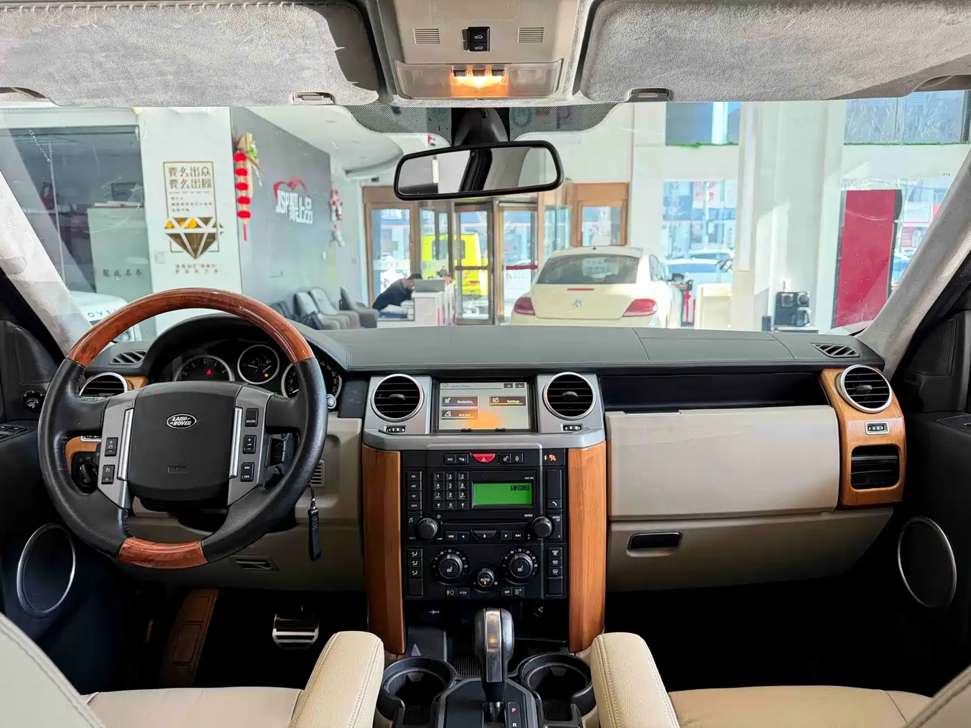 Land Rover Discovery 2010 4.0 V6 HSE Petrol фото 9