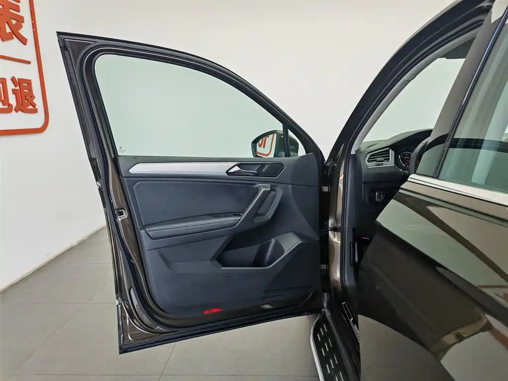 Volkswagen Tiguan L 2017 330TSI Automatic 2WD Comfort Edition фото 8
