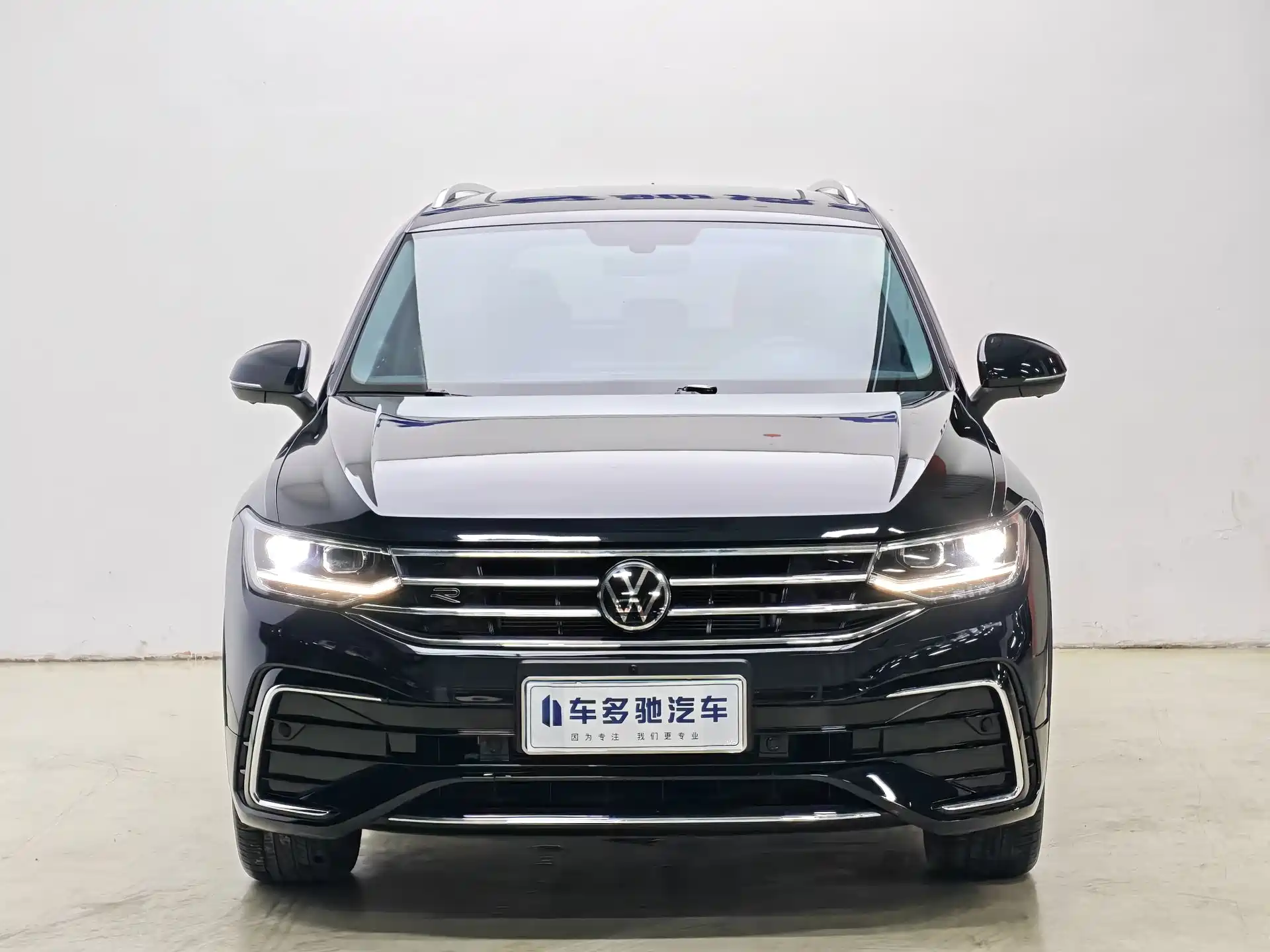 Photo 2 - Volkswagen Tiguan L