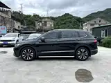 Photo 2 - Volkswagen Tiguan L