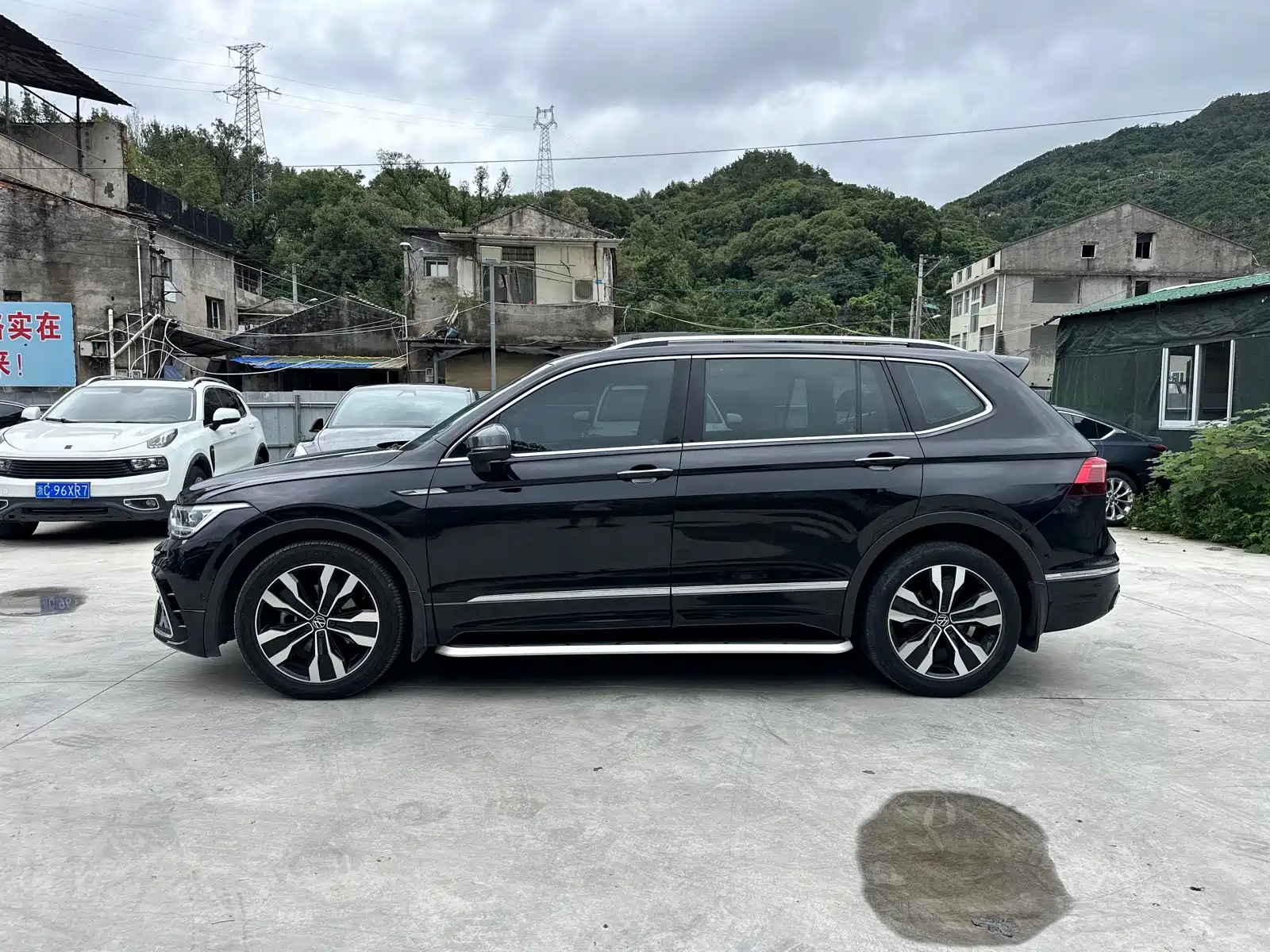 Photo 2 - Volkswagen Tiguan L