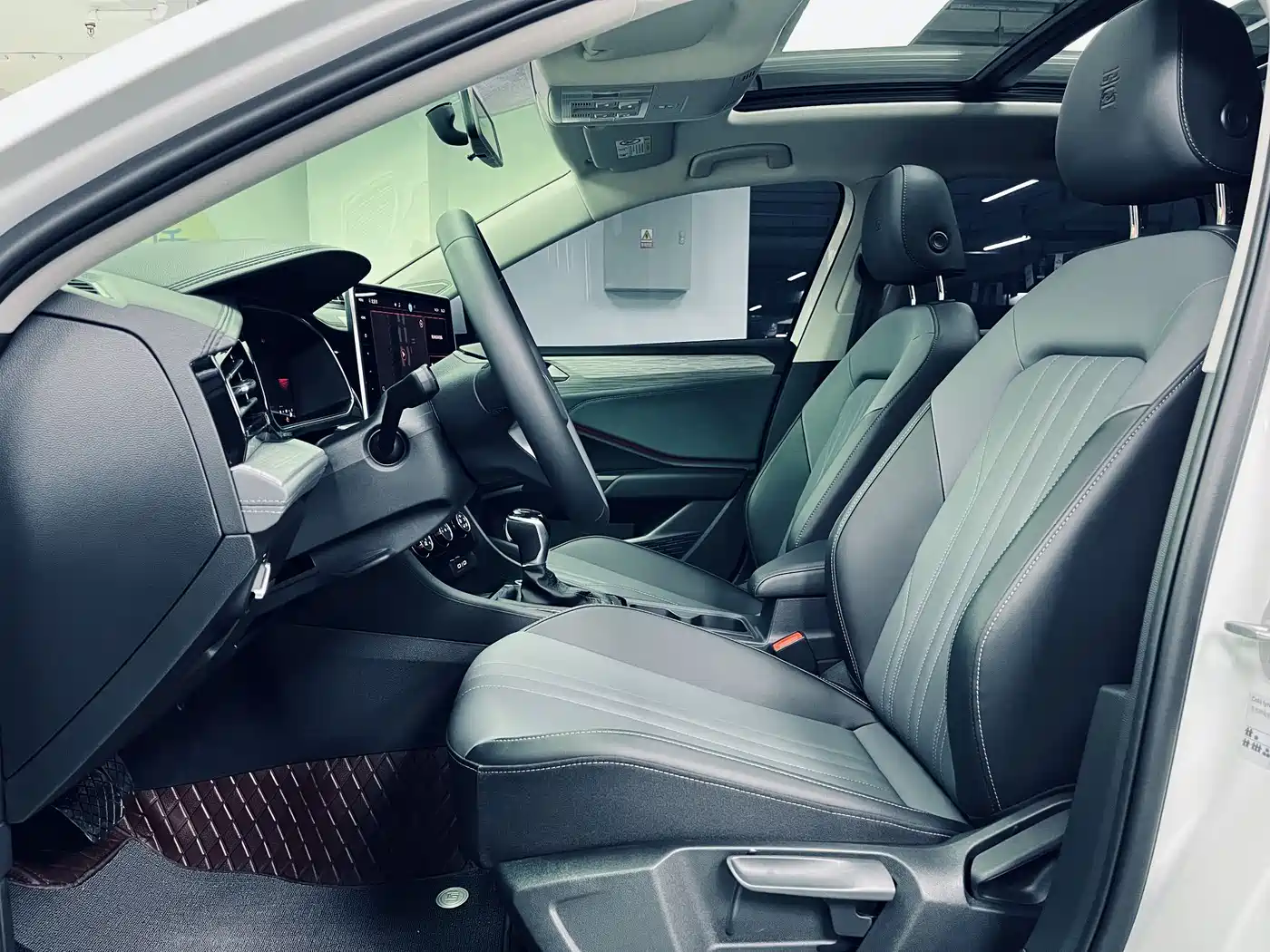 Volkswagen Sagitar 2025 Model Second Facelift 300TSI DSG Transcend Edition фото 8
