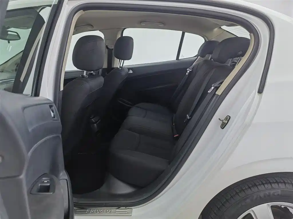 Peugeot 308 2014 Model Joy Edition Classic 1.6L Automatic Superior Style фото 15