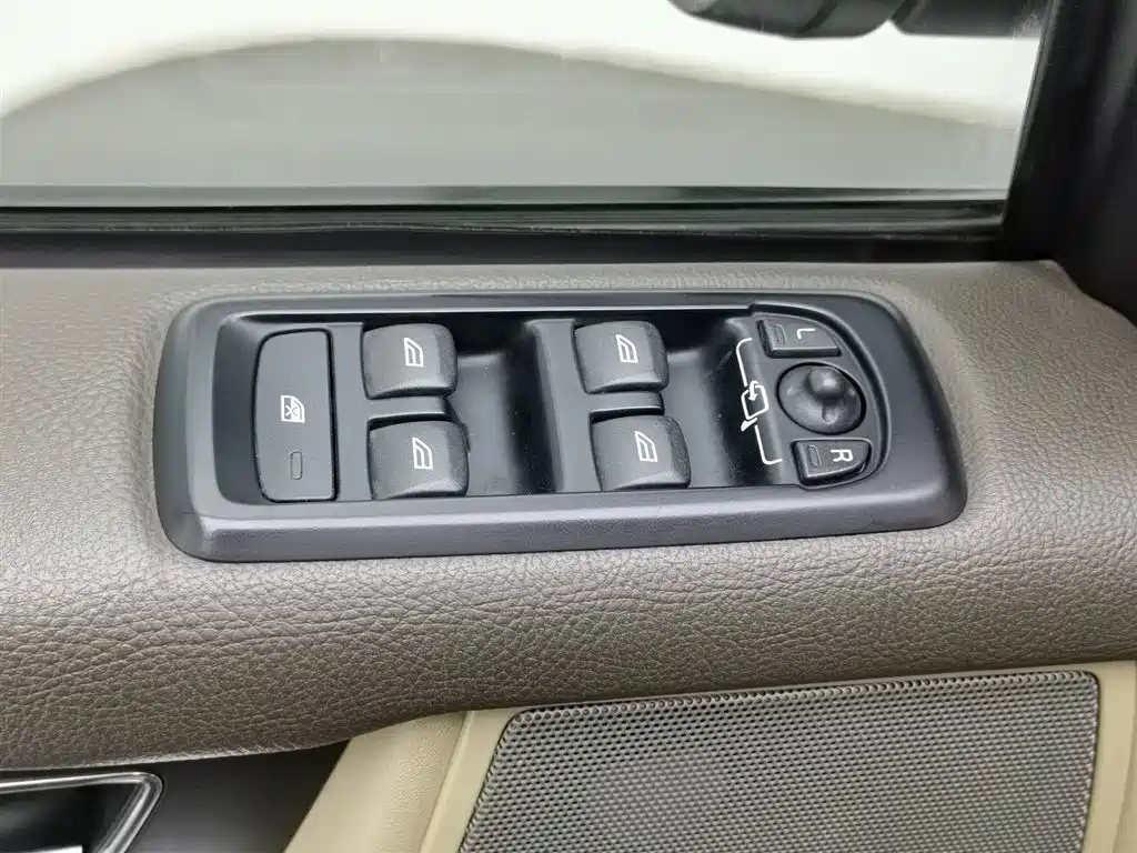 Land Rover Discovery 2013 3.0 SDV6 HSE Diesel фото 9