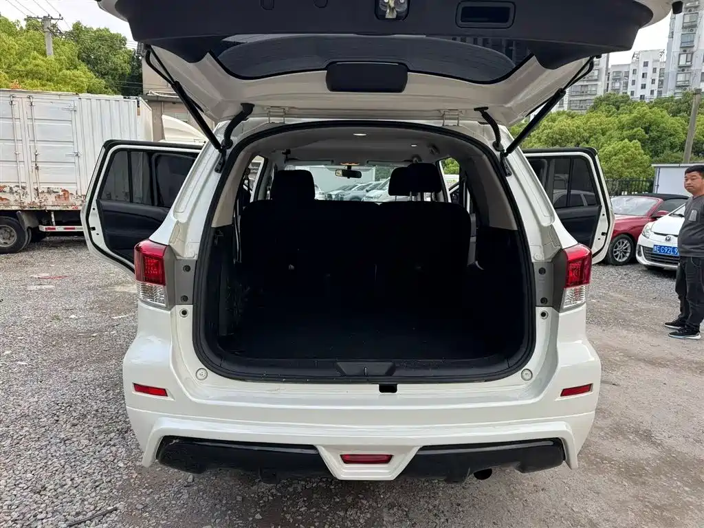 Nissan Terra 2020 2.5L XE Manual 2WD Elite Edition фото 7