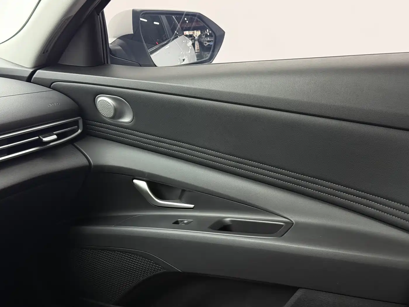 Hyundai Elantra 2022 1.5L CVT LUX Premium Edition фото 14