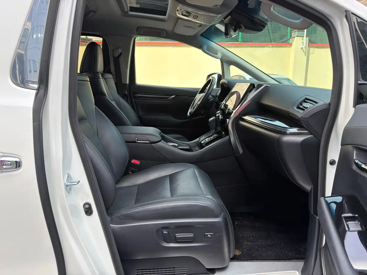 Toyota Vellfire 2023 Crown Hybrid 2.5L HV Luxury фото 12