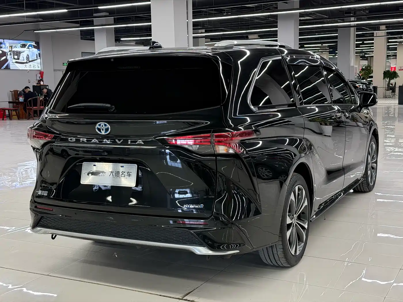 Toyota Granvia 2023 2.5L Hybrid Prestige PLUS Edition фото 6