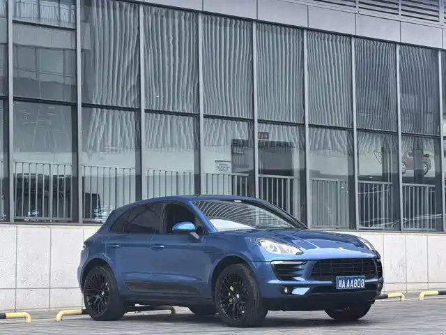 PORSCHE MACAN