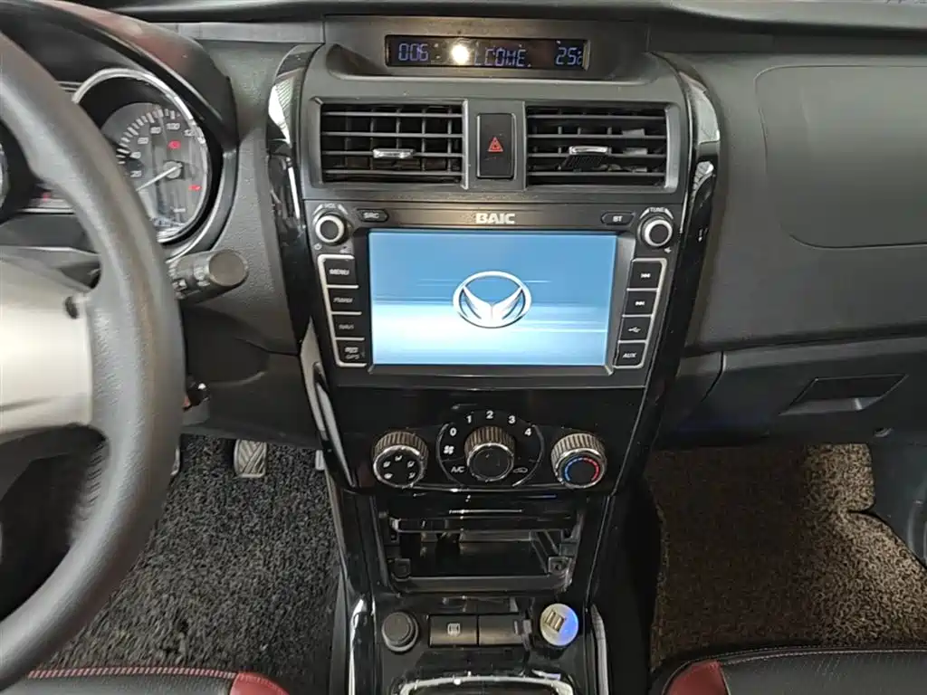 صورة 13 - BAIC Huansu S3
