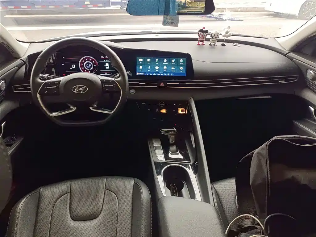Hyundai Elantra 2021 1.5L CVT LUX Premium Edition фото 13