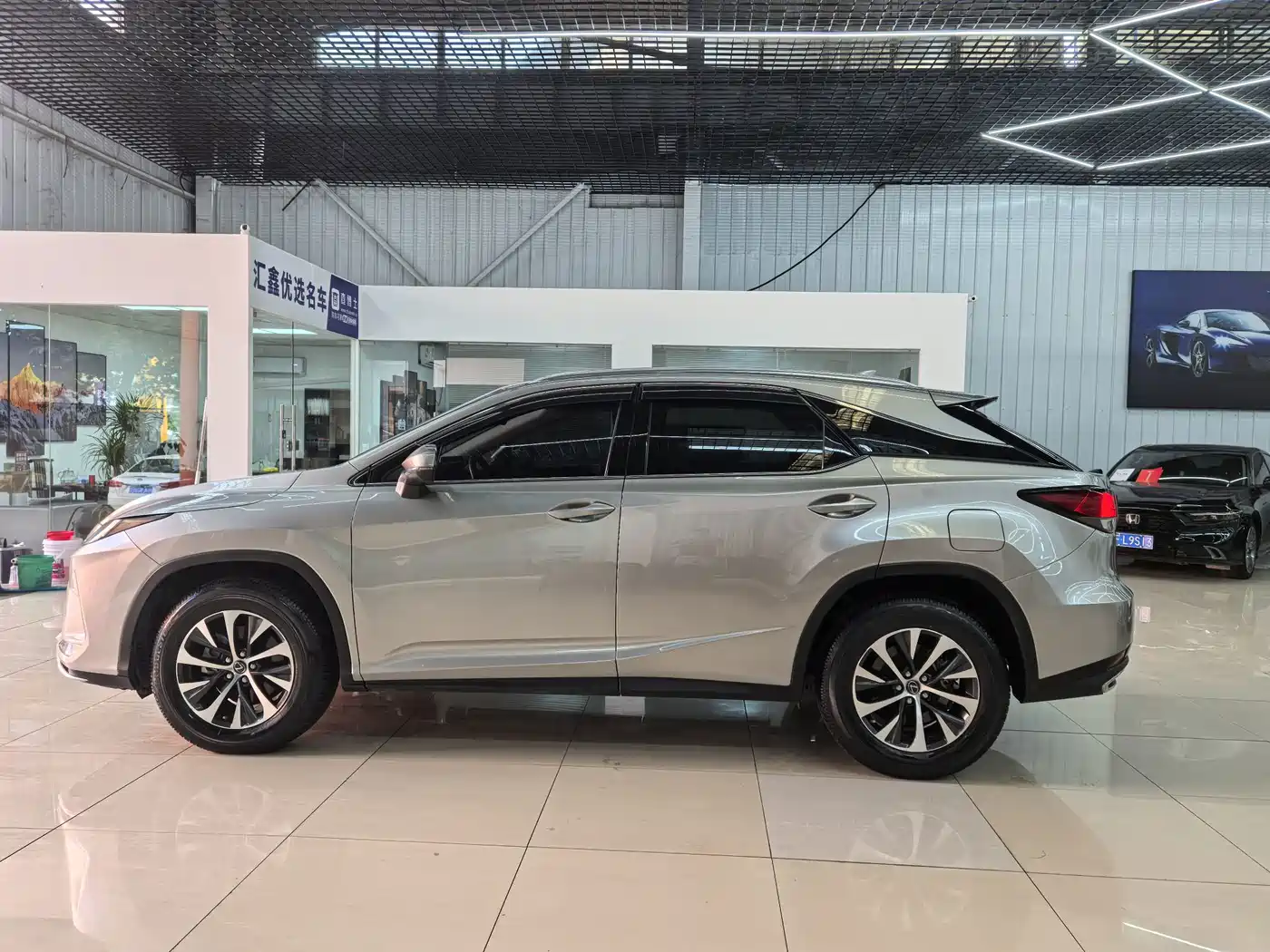 Фото 18 - Lexus RX