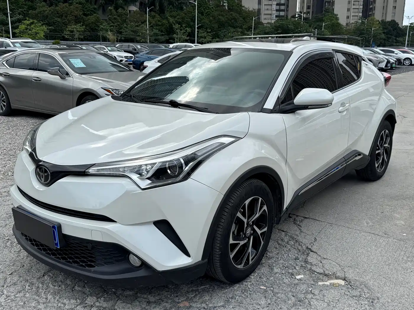 Toyota C-HR 2018 2.0L Leading Sunroof Edition V
