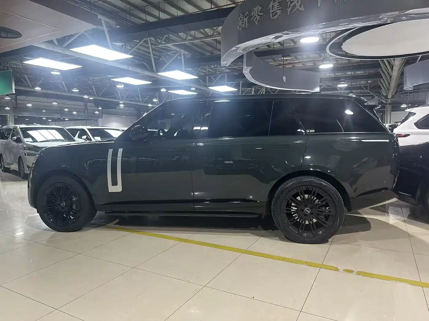 Land Rover Range Rover 2025 3.0 L6 400PS Genesis Extended Wheelbase фото 3