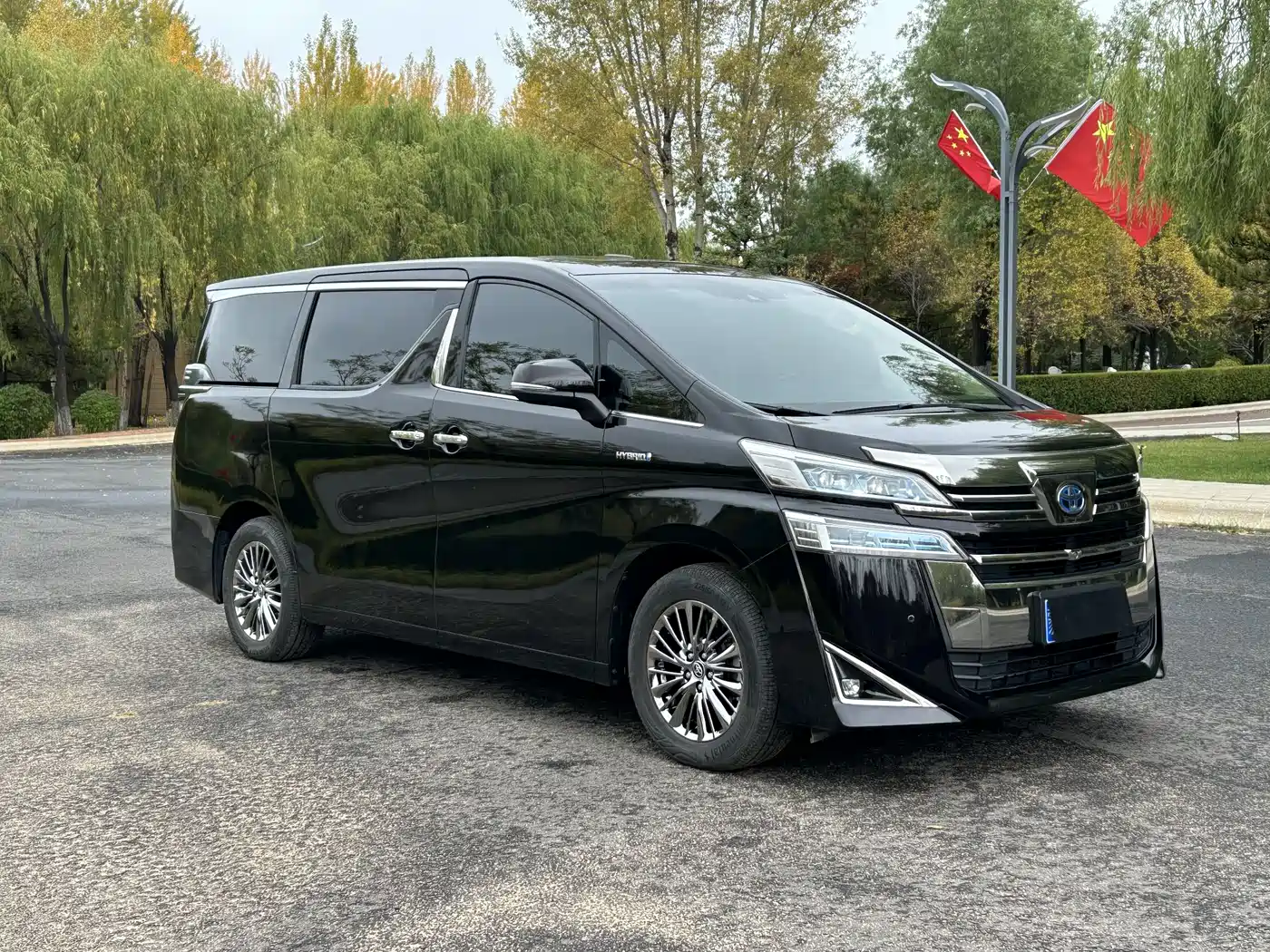 Toyota Vellfire 2019 Hybrid 2.5L HV Premium Edition фото 2