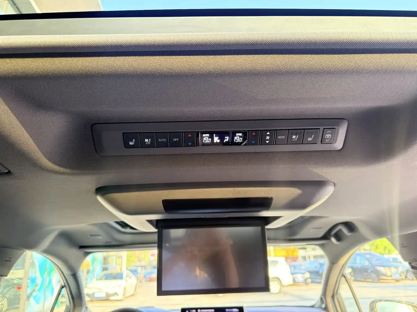Toyota Granvia 2023 2.5L Hybrid Flagship VIP Edition фото 15