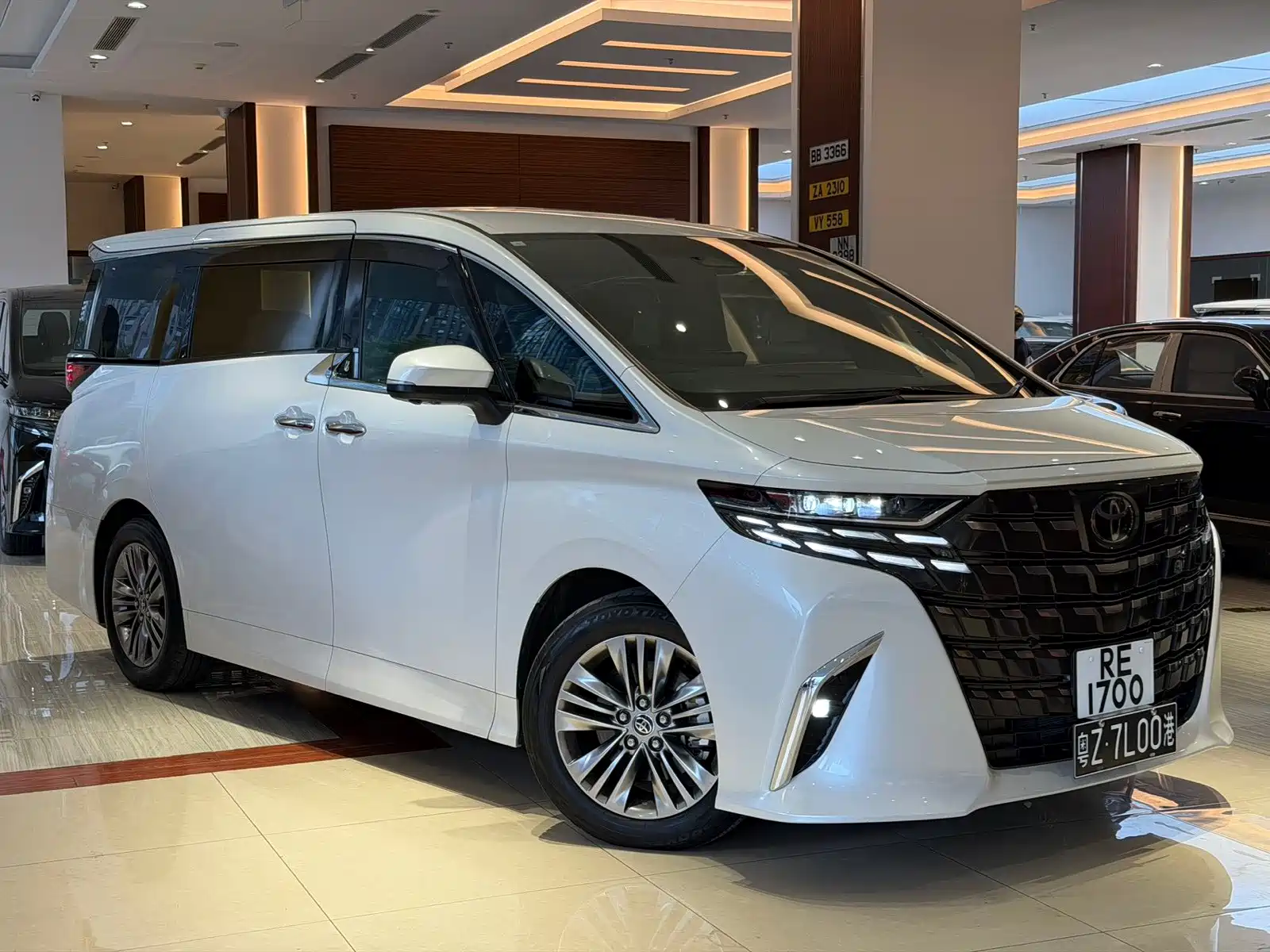 Photo 2 - Toyota Alphard