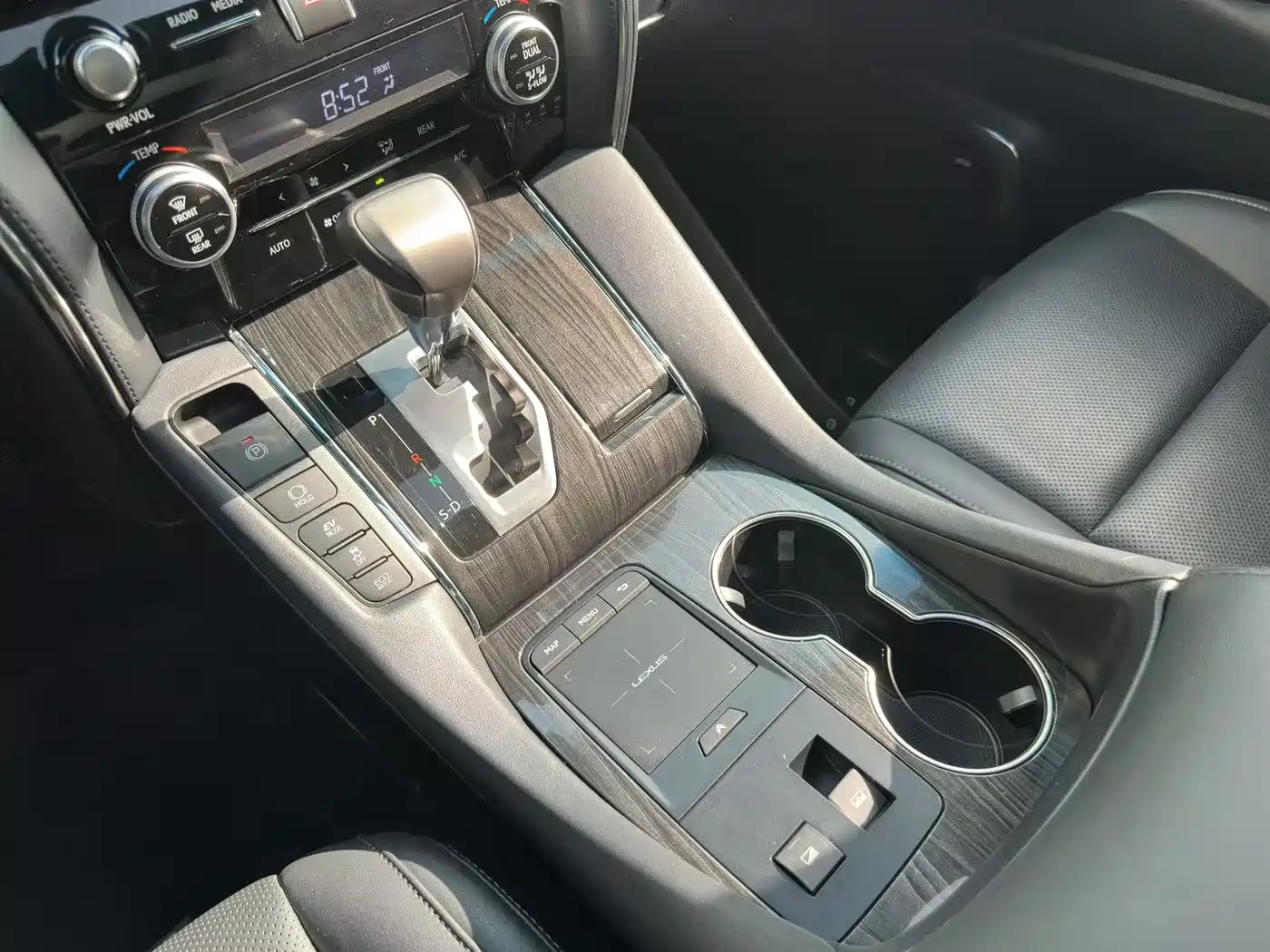 Lexus LM 2020 300h 4-Seat Imperial Edition фото 21