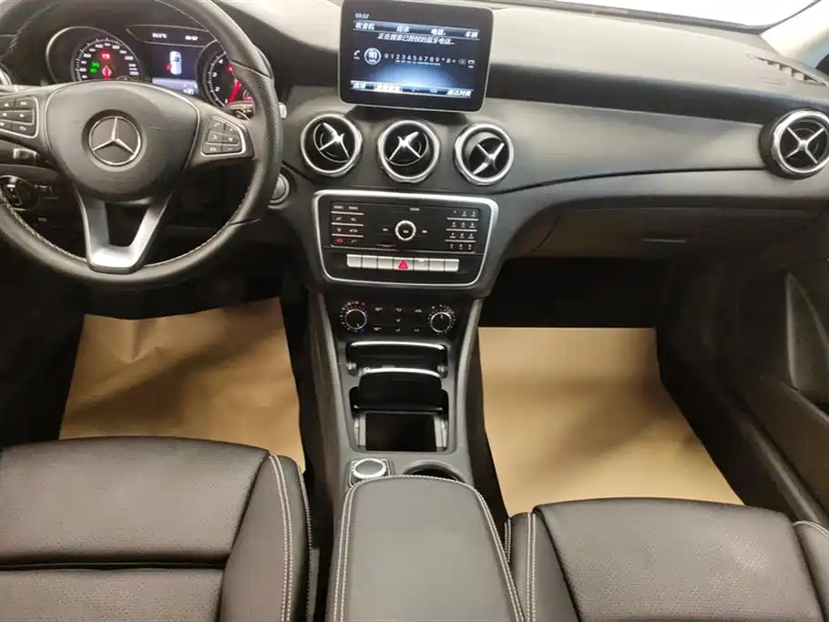 Mercedes-Benz GLA 2018 GLA 200 Dynamic фото 16