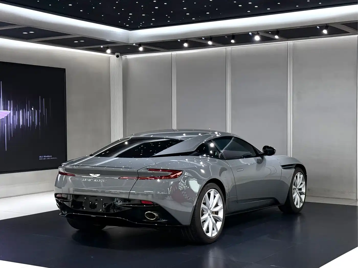 Aston Martin DB11 2022 4.0T V8 Coupe фото 7