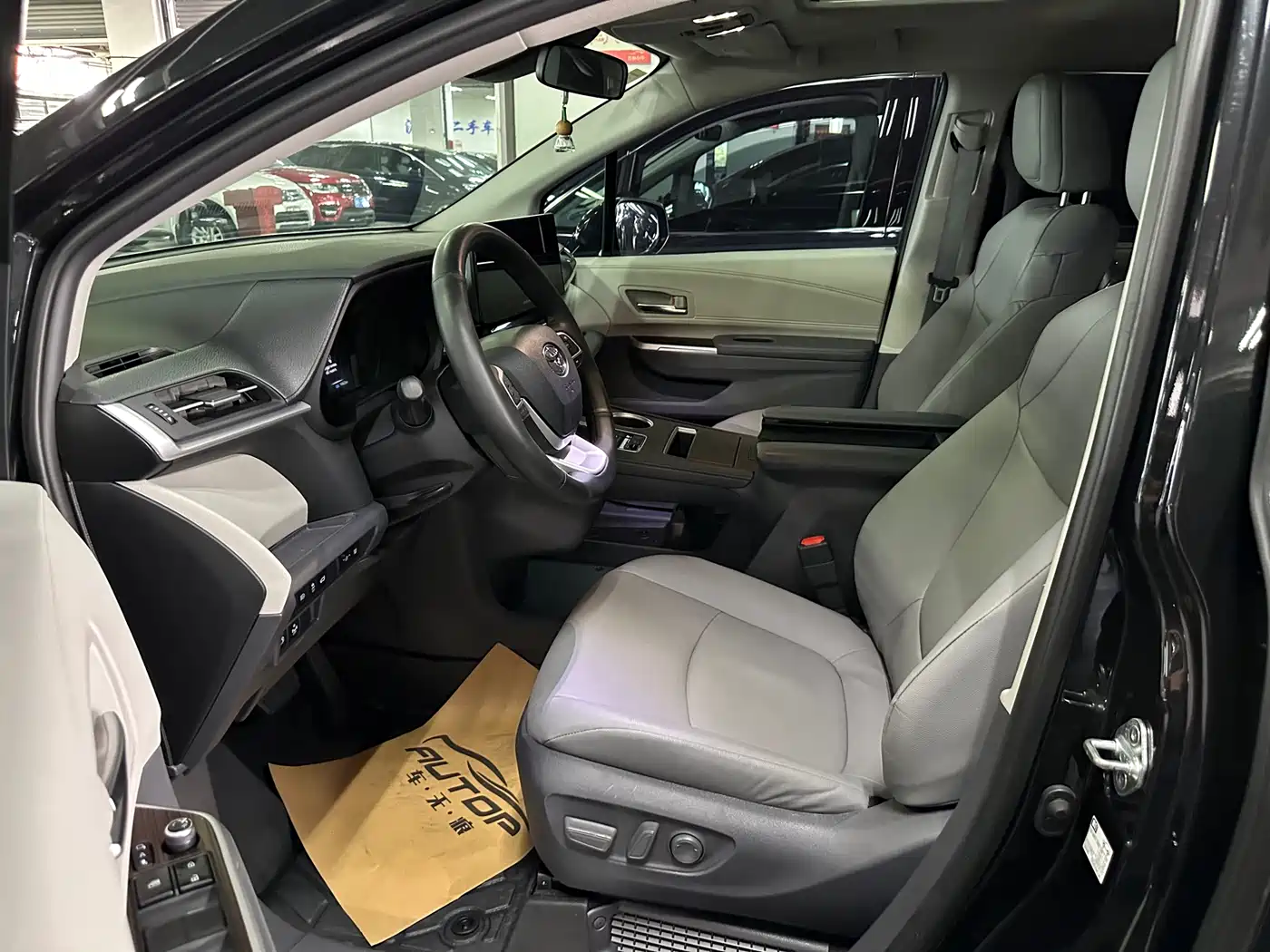 Toyota Granvia 2023 2.5L Hybrid Comfort Edition фото 3