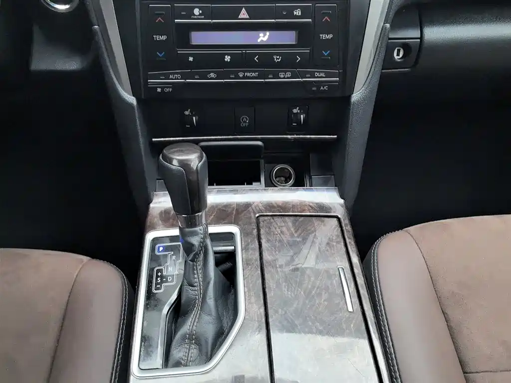 Toyota Camry 2016 2.5G 10th Anniversary Luxury Navigation Edition фото 13