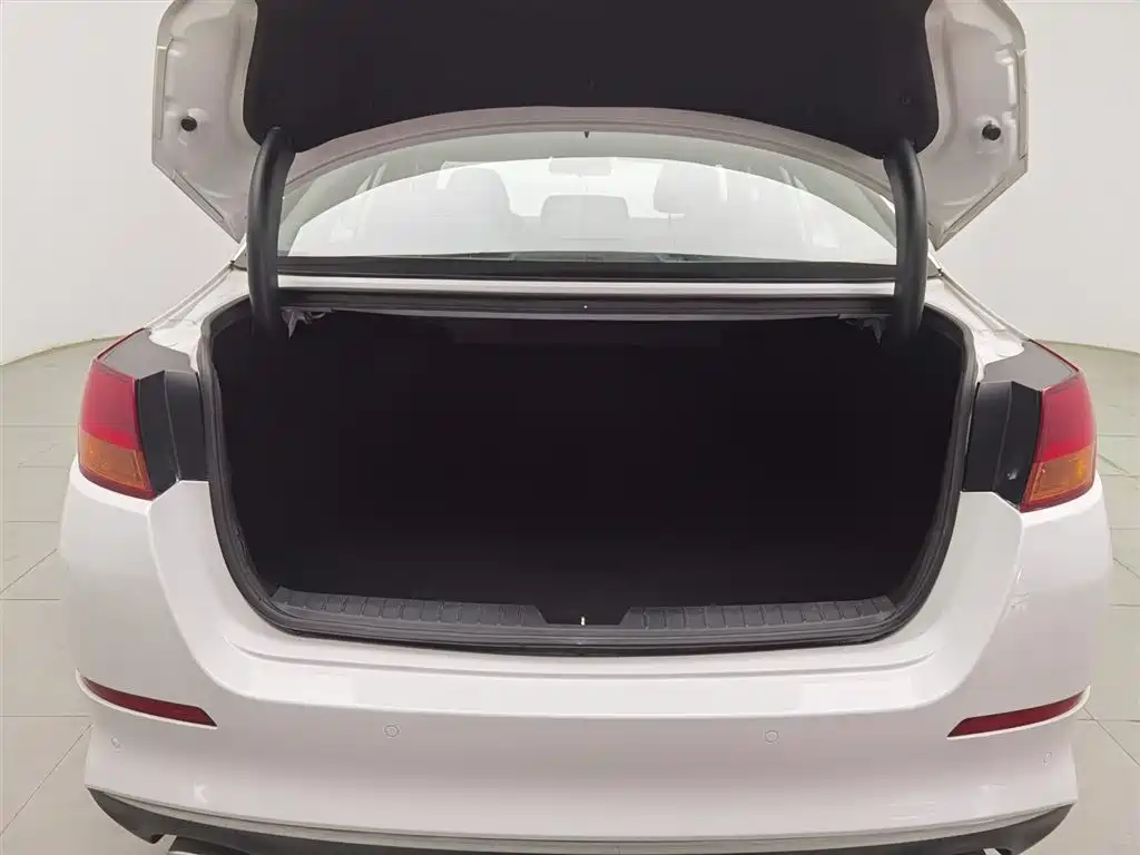 Kia K5 2015 2.0L Automatic LUX фото 16