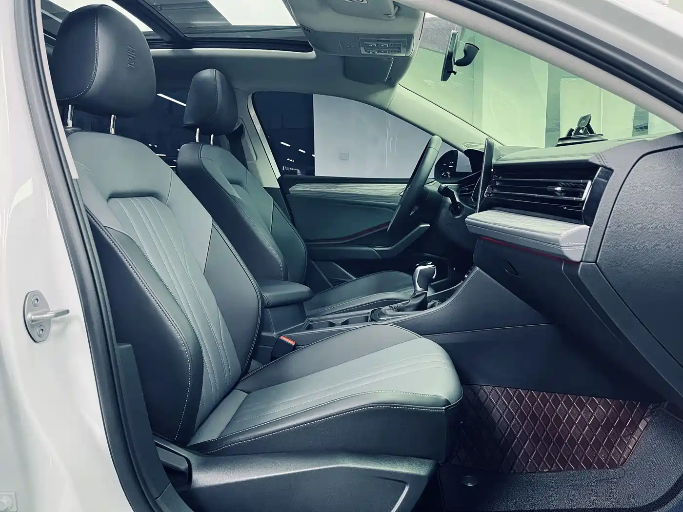 Volkswagen Sagitar 2025 Model Second Facelift 300TSI DSG Transcend Edition фото 16