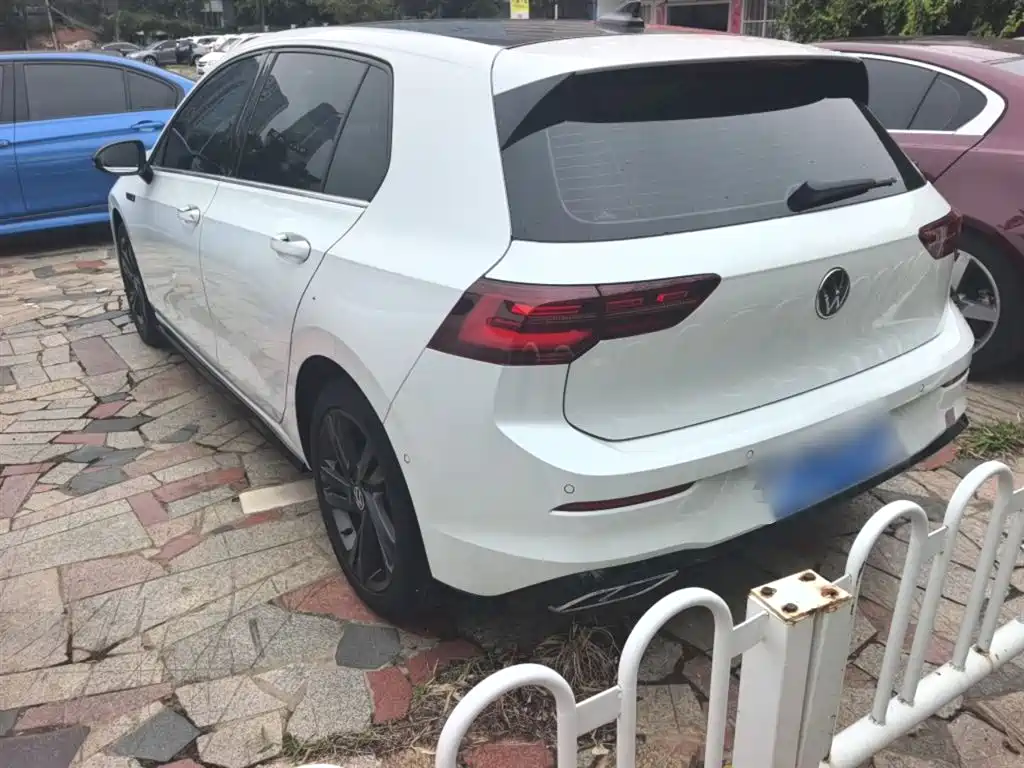 VOLKSWAGEN GOLF
