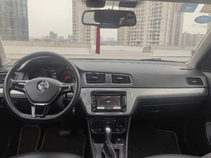 Volkswagen Lavida 2015 230TSI DSG Comfort Edition фото 4