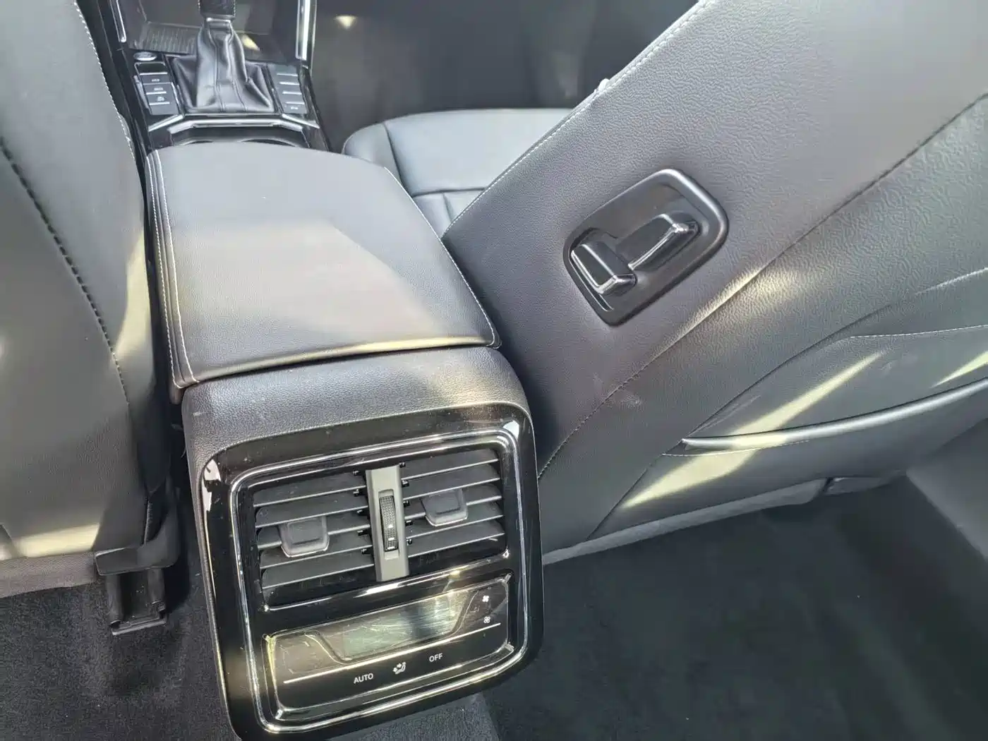 Volkswagen Passat 2023 330TSI Starlight Luxury Edition фото 7