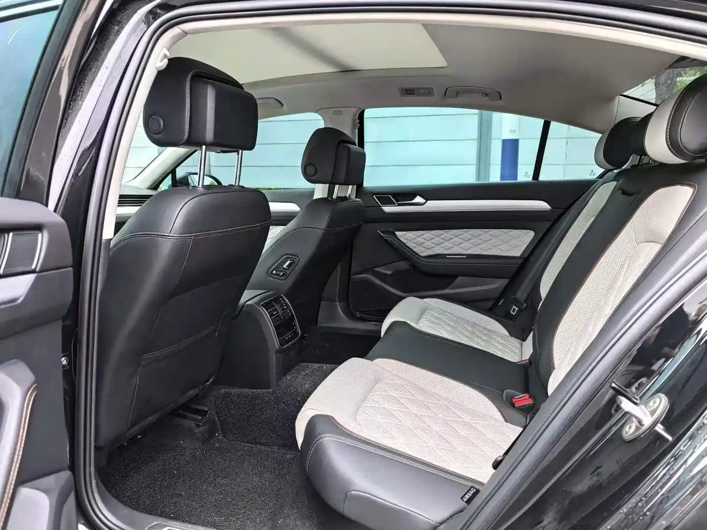 Volkswagen Magotan 2023 Model 2 Million Commemorative Edition 330TSI DSG Luxury фото 5