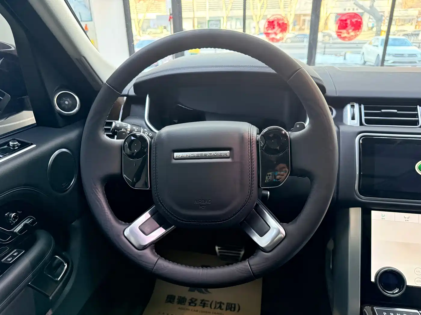 Land Rover Range Rover 2022 3.0 L6 400PS Heritage Extended Classic Edition фото 15