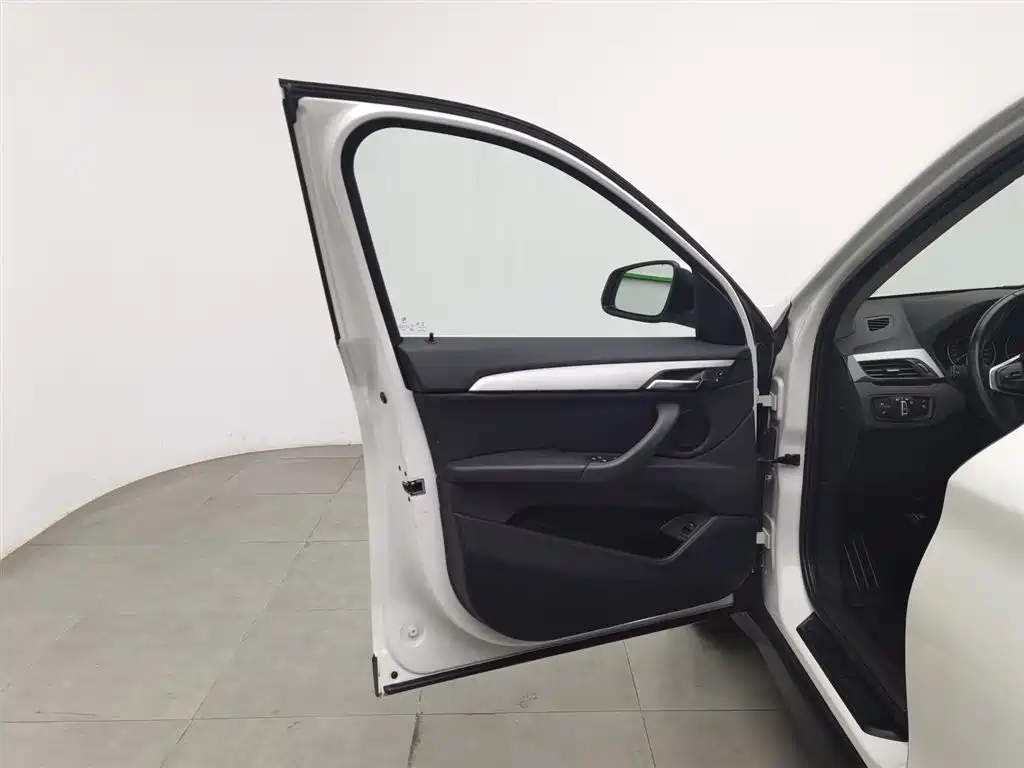 BMW X1 2018 sDrive20Li Leading Model фото 8