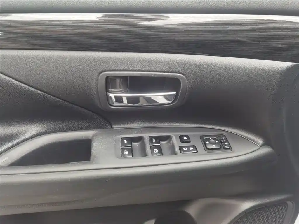 Mitsubishi Outlander 2018 2.0L 2WD Jiale Edition 7-seater фото 9