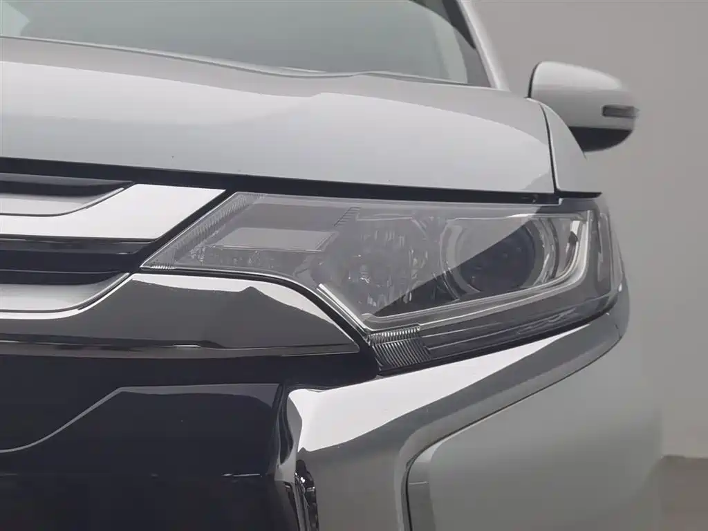 Mitsubishi Outlander 2018 2.0L 2WD Jiale Edition 7-seater фото 7