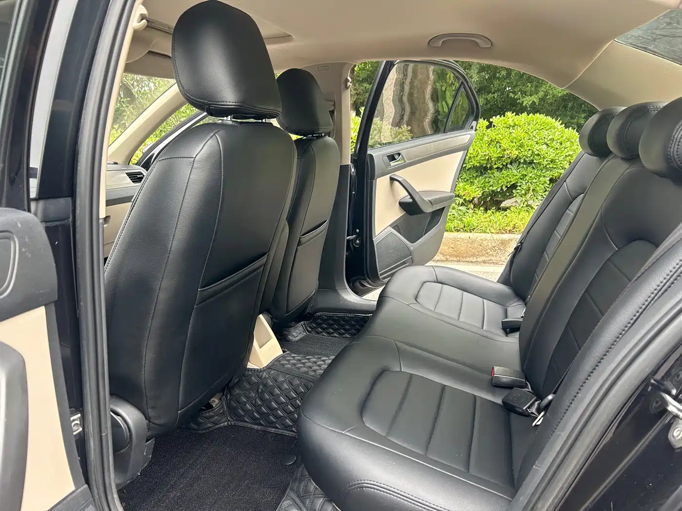 Volkswagen Santana 2013 Model 1.6L Automatic Luxury Edition фото 8